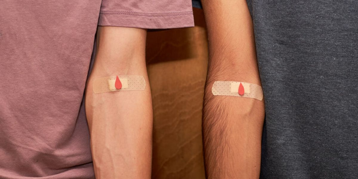 Залуужих зорилгоор хүүгийнхээ цусаар цусаа сэлбэсэн 45 настай америк эр туршилтаа зогсоожээ