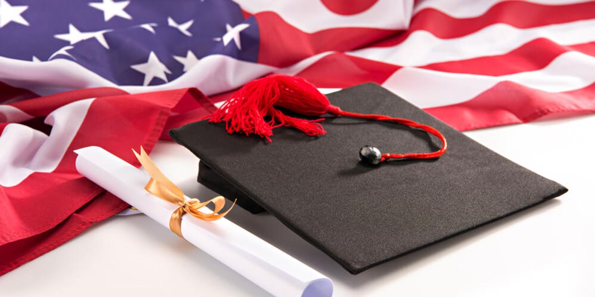 Америкчууд дээд боловсролд цаг хугацаа, мөнгөө зарцуулахыг хүсэхээ больж, 63% нь утга учиртай гэж үзэхгүй байна