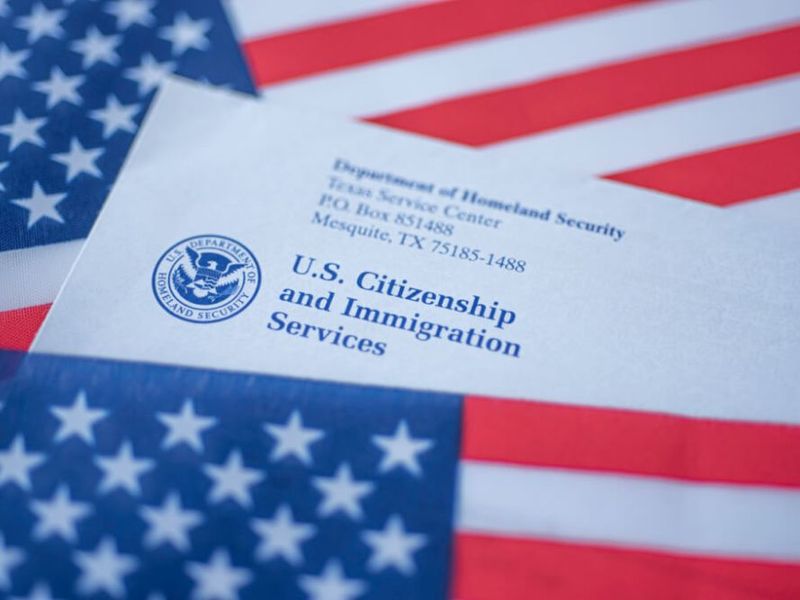 USCIS удахгүй чекээр төлбөр хүлээн авахаа больж, дебит картаар төлбөр хийлгэх болж байна