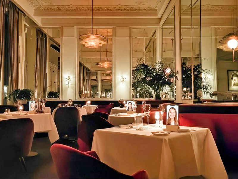 Дэлхийн анхны, хиймэл оюун ухаантай болзох, болзооны кафе Нью-Йорк хотод нээгдэнэ