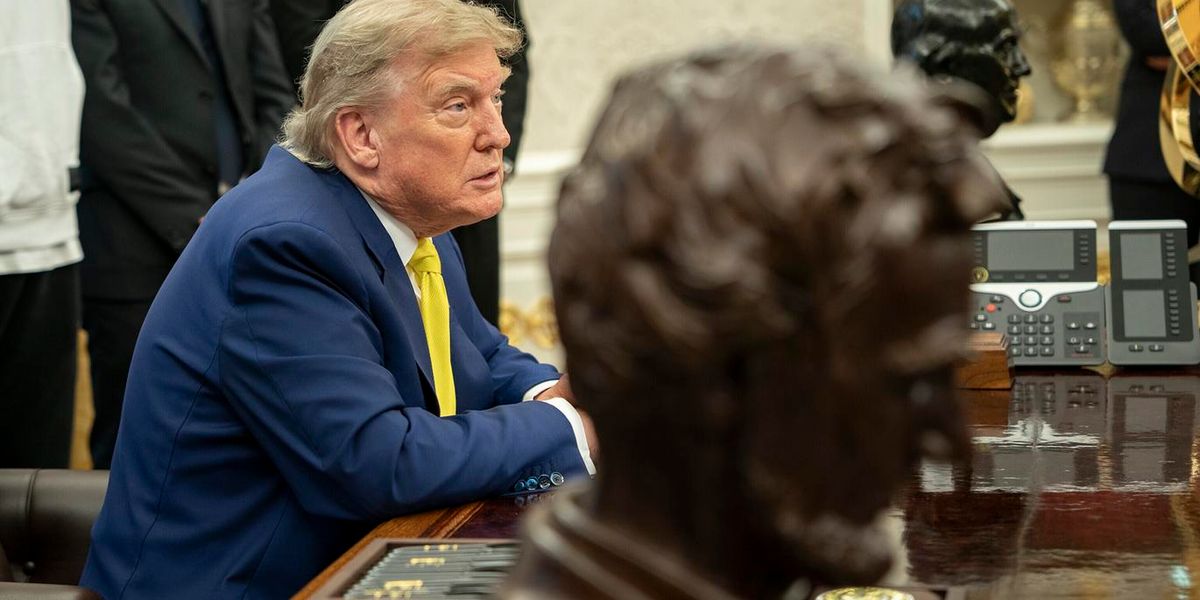 Трамп боолчлолтой холбоотой мэдээлэл бүхий үзмэрүүдийг АНУ-ын цэцэрлэгт хүрээлэнгүүдээс зайлуулах тушаал гаргажээ