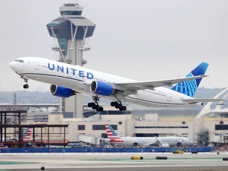 United Airlines-ын гурван онгоц өнгөрсөн долоо хоногт агаарт эвдэрчээ