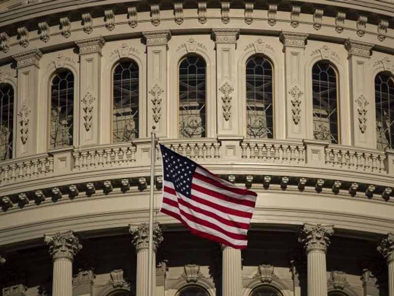 USCIS цагаачлалын хүсэлтийн хурдасгасан боловсруулалтын төлбөрийг нэмэгдүүлэх гэж байна