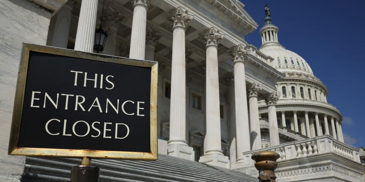 Арваннэгдүгээр сарын 11-нд АНУ-ын үндэсний цэцэрлэгт хүрээлэнгүүдийг үнэ төлбөргүй үзэх боломжтой боловч, зарим нь шатдауны улмаас хаалттай байж болзошгүй байна