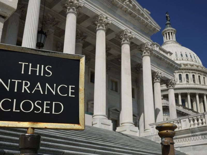 Арваннэгдүгээр сарын 11-нд АНУ-ын үндэсний цэцэрлэгт хүрээлэнгүүдийг үнэ төлбөргүй үзэх боломжтой боловч, зарим нь шатдауны улмаас хаалттай байж болзошгүй байна