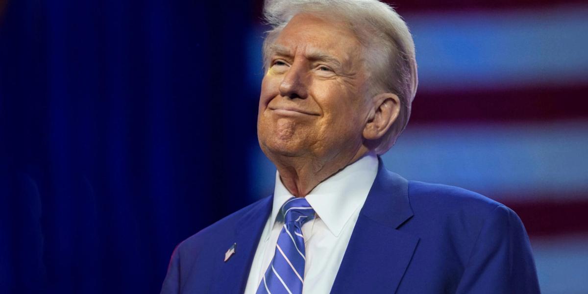 Трамп, таган дээр нь түүний барималтай, "Няцашгүй эх орончдод" зориулсан сүрчигээ сурталчилж байна