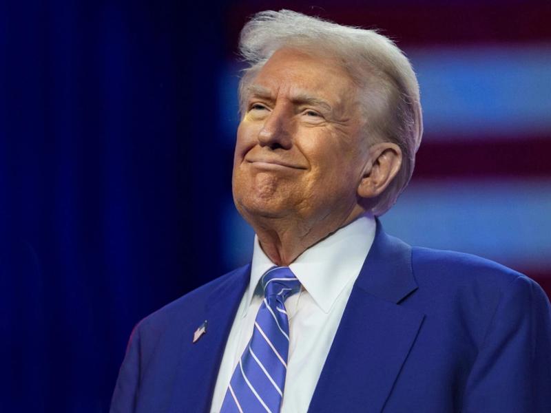 Трамп, таган дээр нь түүний барималтай, "Няцашгүй эх орончдод" зориулсан сүрчигээ сурталчилж байна