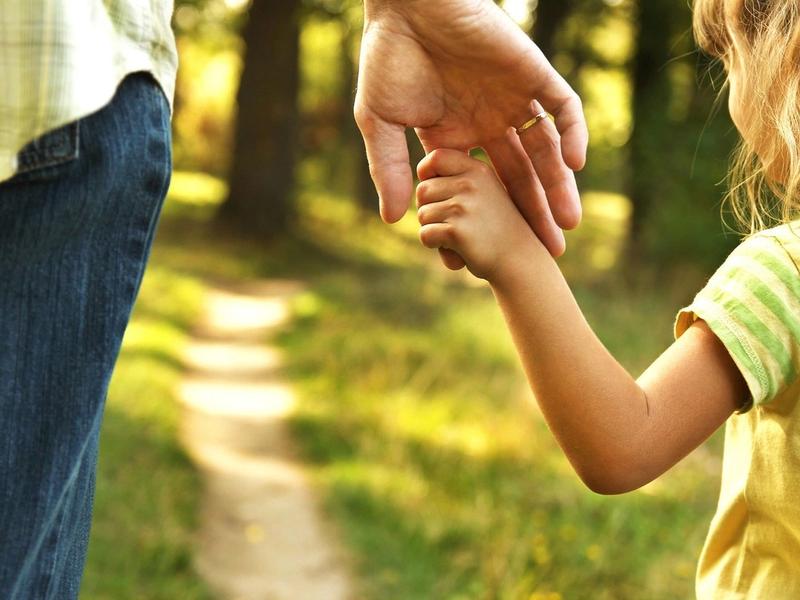 Та хүүхдүүдээ хэт их хамгаалж байгаагийн 5 шинж тэмдэг ба хэцүү зүйлс, бэрхшээлийг даван туулахыг сургах арга