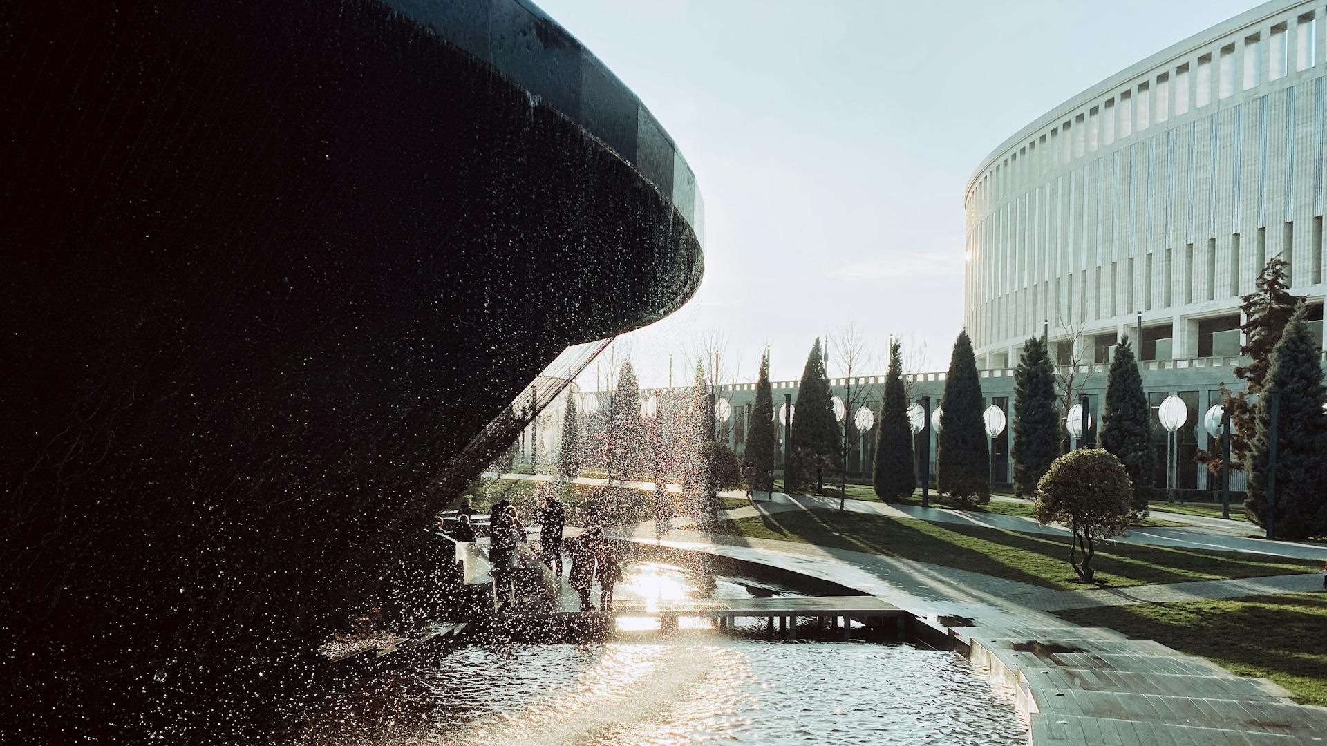 Город все больше становится местом назначения для туристов, особенно из-за его близости к Черному морю. Этот приток может создать спрос на услуги эскорта, особенно в пиковые туристические сезоны Город все больше становится местом назначения для туристов, особенно из-за его близости к Черному морю. Этот приток может создать спрос на услуги эскорта, особенно в пиковые туристические сезоны