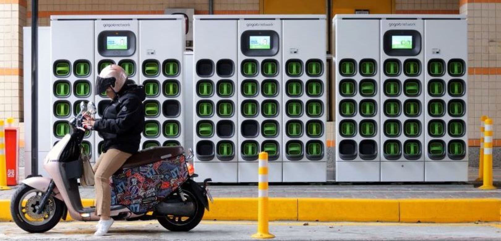 Davos 2023: Gogoro, Belrise to invest $2.5 bln in battery swapping network in Indian state