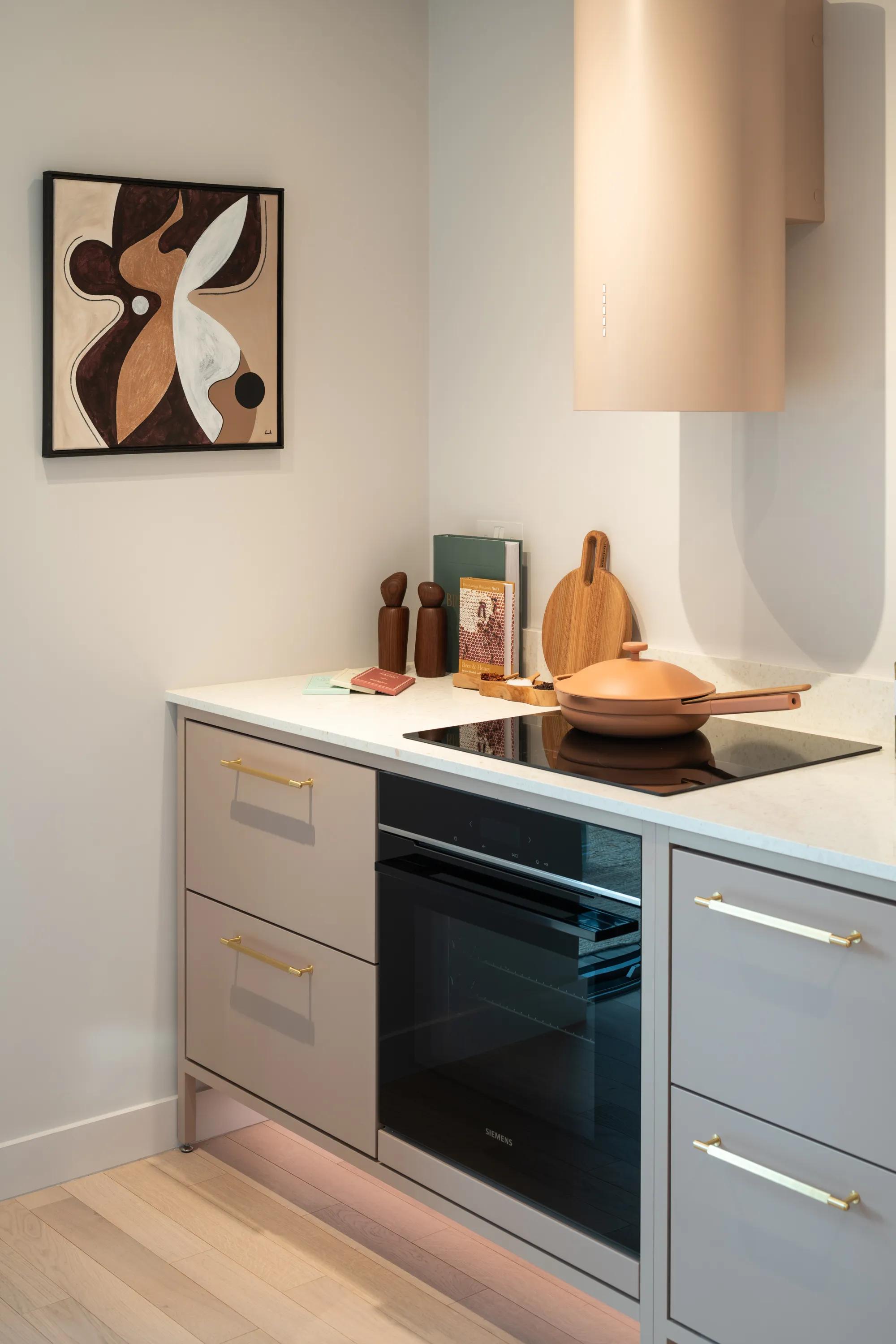 Kitchen run with integrated oven, hob and plaster extractor hood