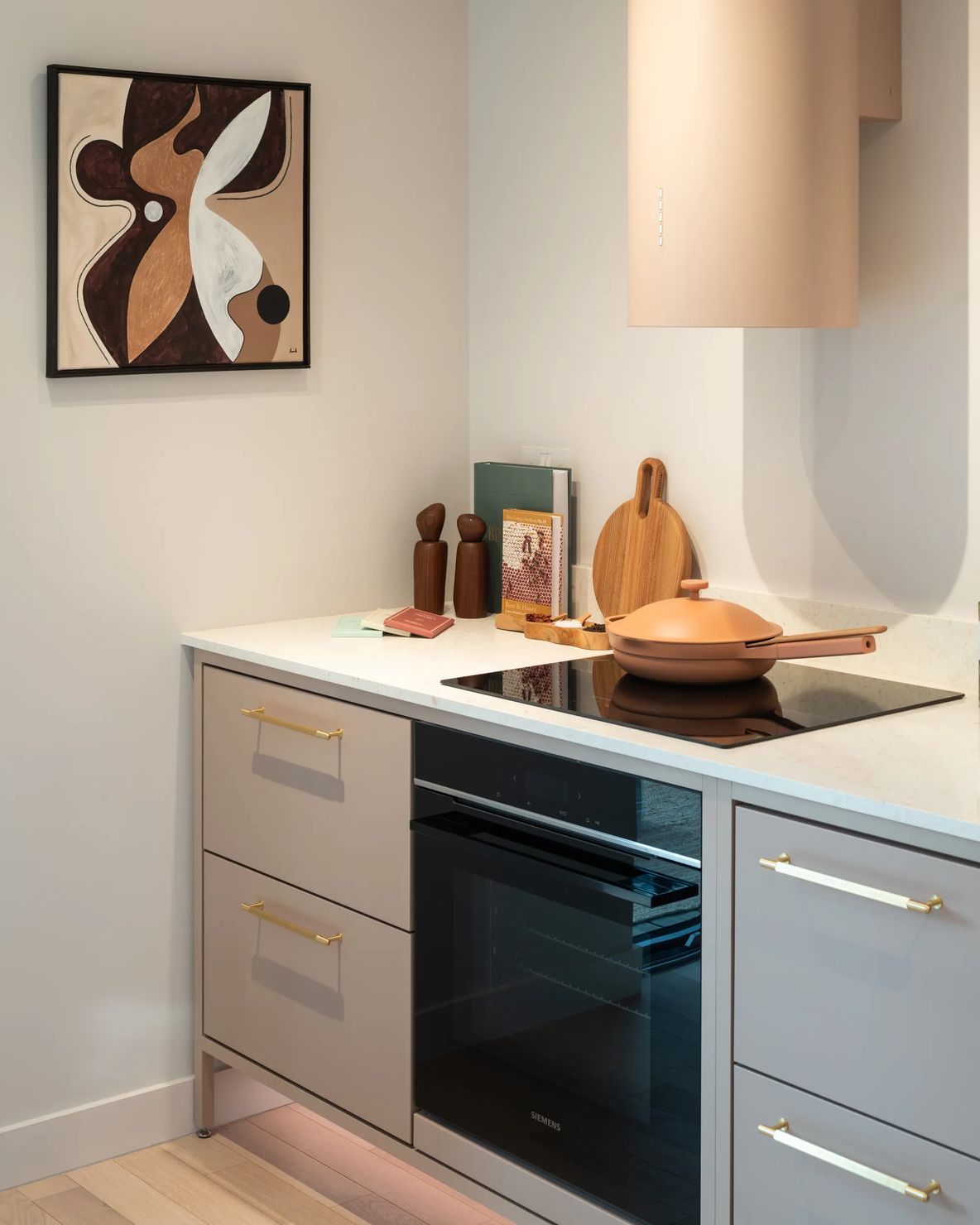 Kitchen run with integrated oven, hob and plaster extractor hood