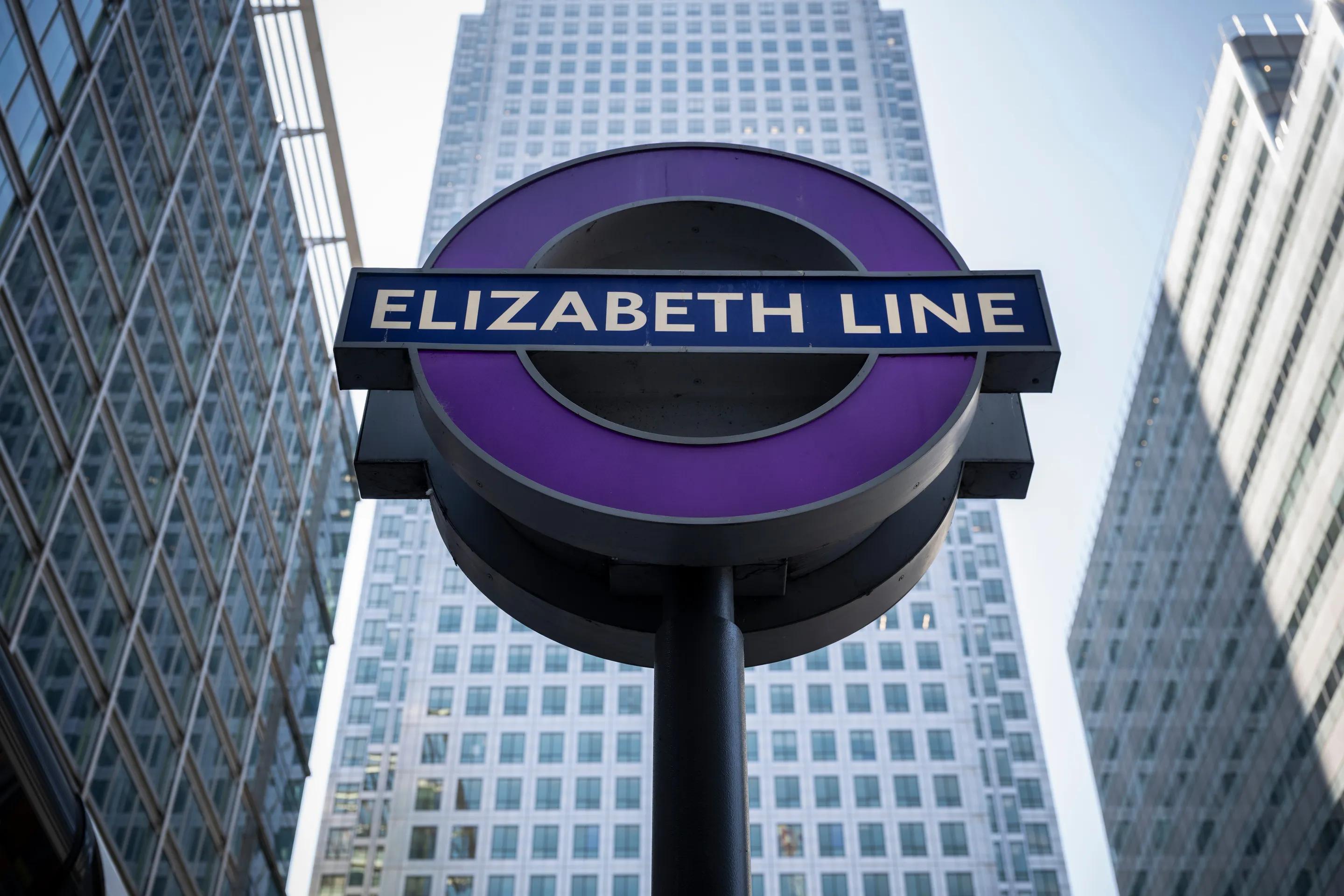 Elizabeth line roundel between Canary Wharf towers