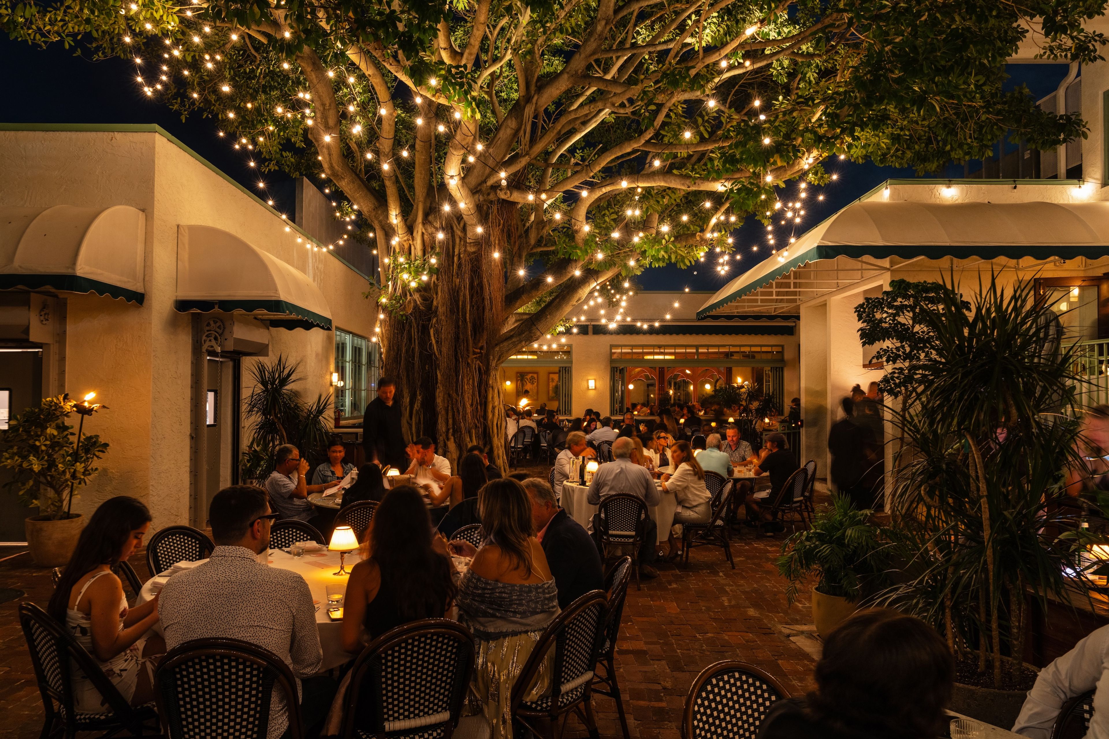 The outdoor dining space at Sunny's. (Photo: Jeanne Canto)