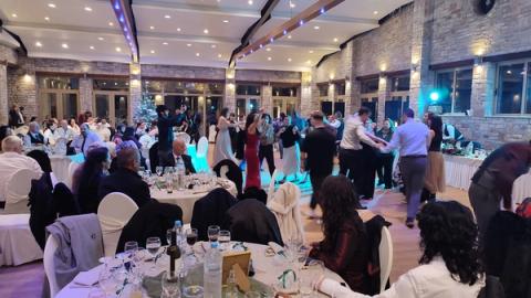 Γαμήλιο γλέντι στην Βαρυπόμπη 5