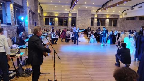 Γαμήλιο γλέντι στην Βαρυπόμπη 9