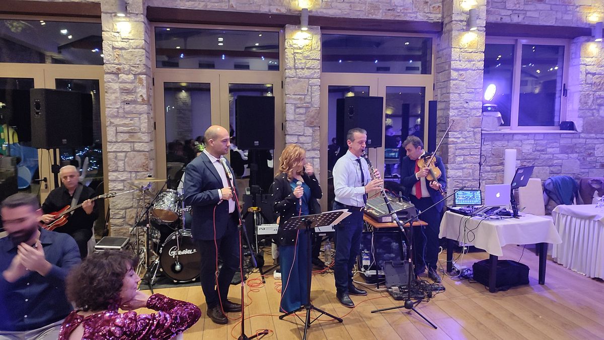 Γαμήλιο γλέντι στην Βαρυπόμπη