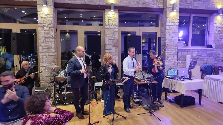 Γαμήλιο γλέντι στην Βαρυπόμπη