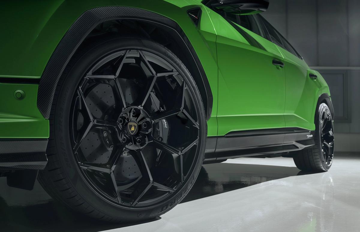 Lamborghini Urus Performante: The Ultimate SUV - Car News Road Test & Performance Review