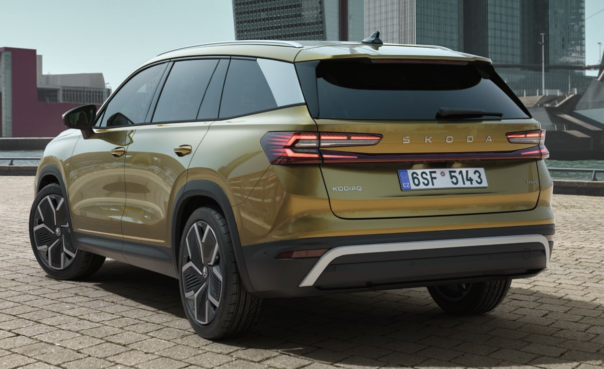 Skoda Kodiaq Grand Entry at Bharat Mobility Show 2025 - Car News Road Test & Performance Review