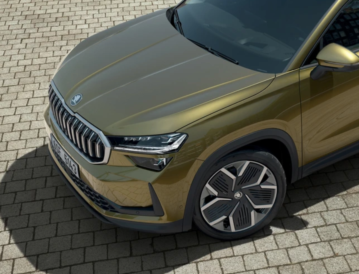 Skoda Kodiaq Grand Entry at Bharat Mobility Show 2025 - Car News Road Test & Performance Review