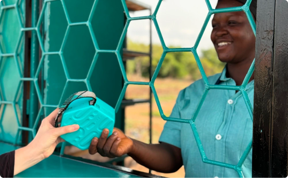 Jaza star handing a battery to a customer