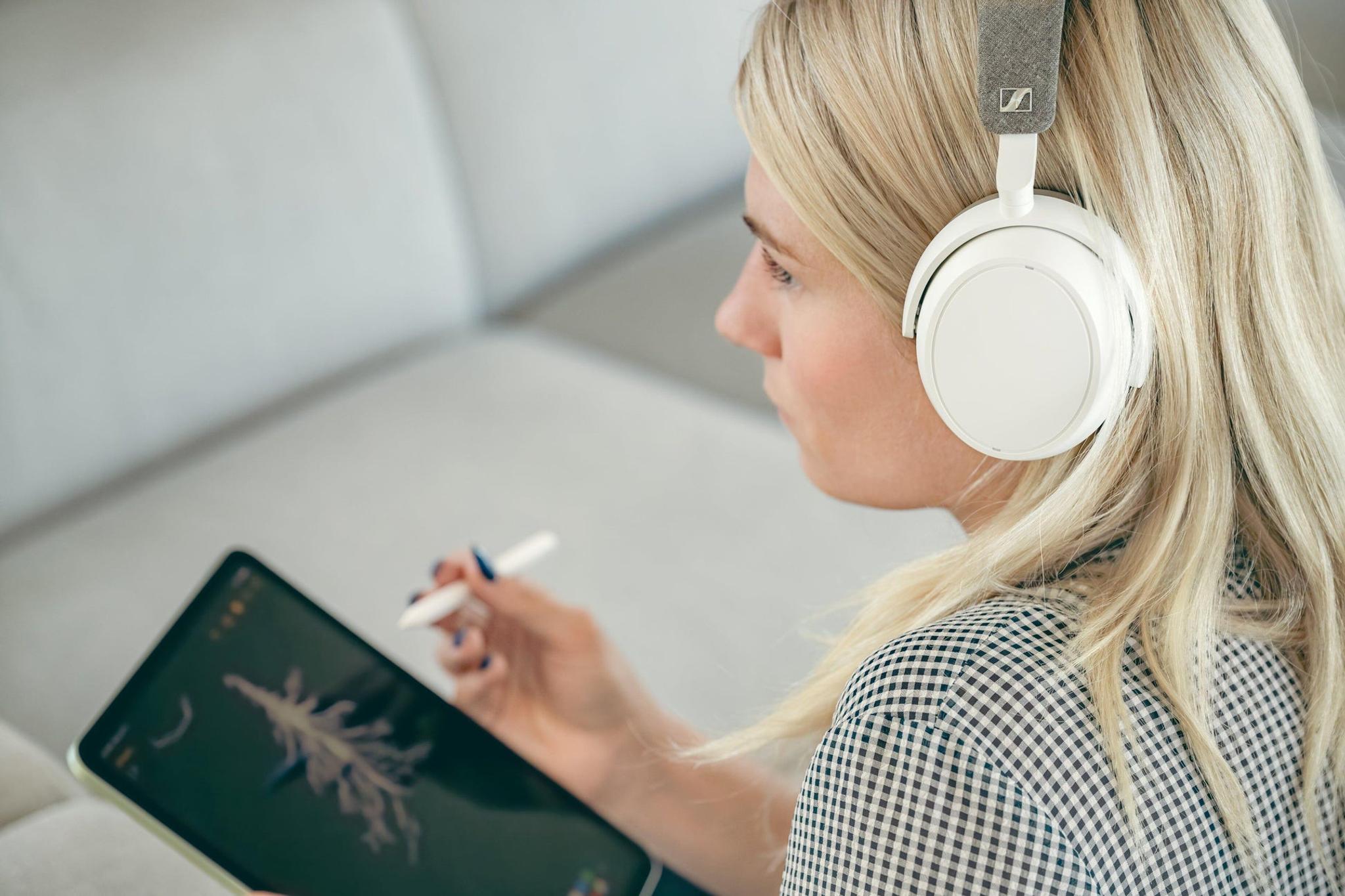 Sennheiser Momentum 4 Headphones thumbnail 15