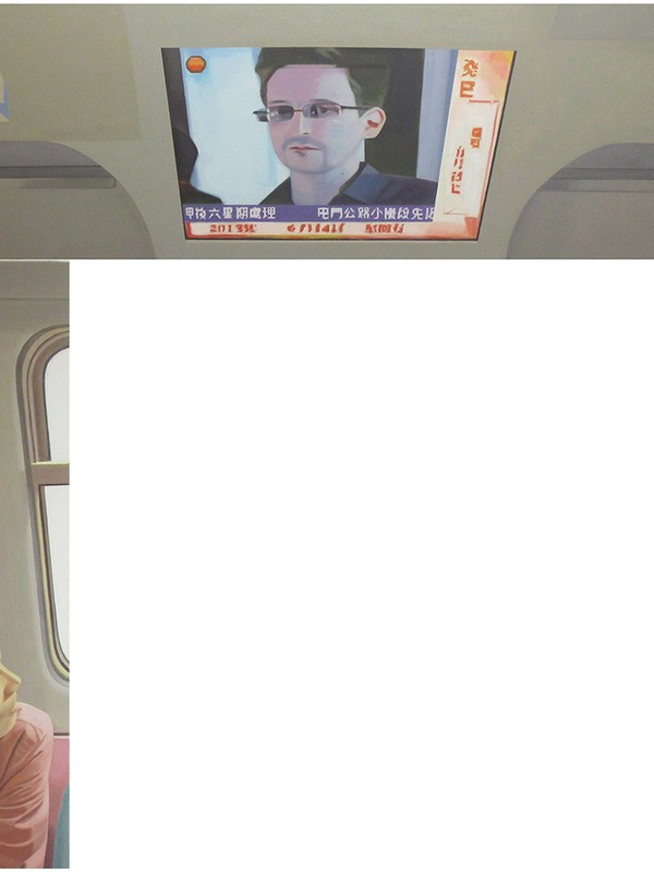 Un pasajero mira las noticias sobre Snowden en un tren en Hong Kong