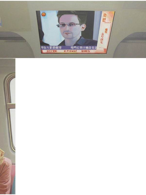 Un pasajero mira las noticias sobre Snowden en un tren en Hong Kong
