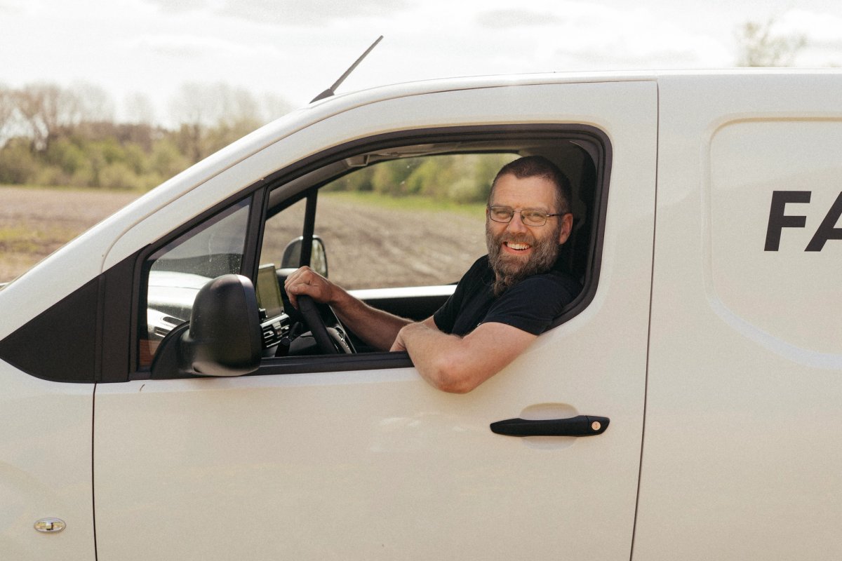 FarmDroid-medarbejder sidder i servicebil på vej til opgaver i marken.