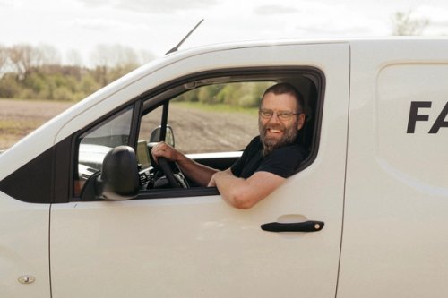 FarmDroid-medarbejder sidder i servicebil på vej til opgaver i marken.