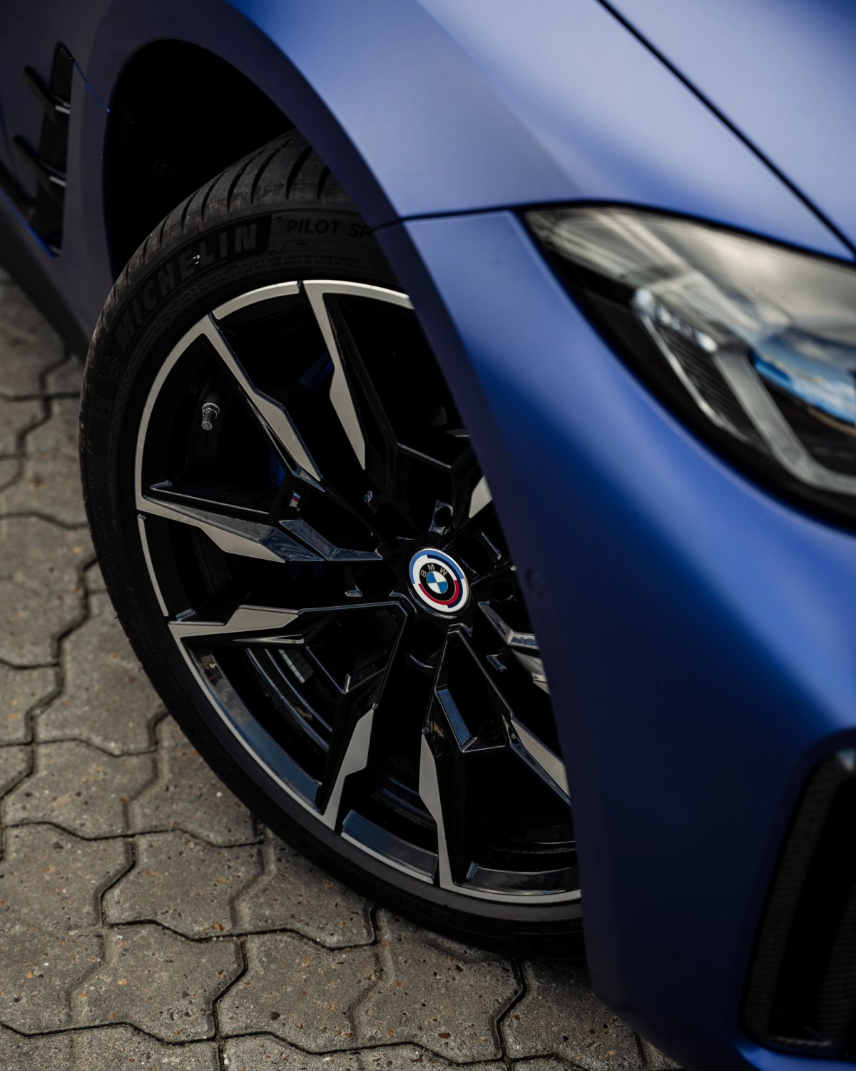 Nærbillede af fælg og front på en BMW i4 M50 xDrive som firmabil med operationel leasing.