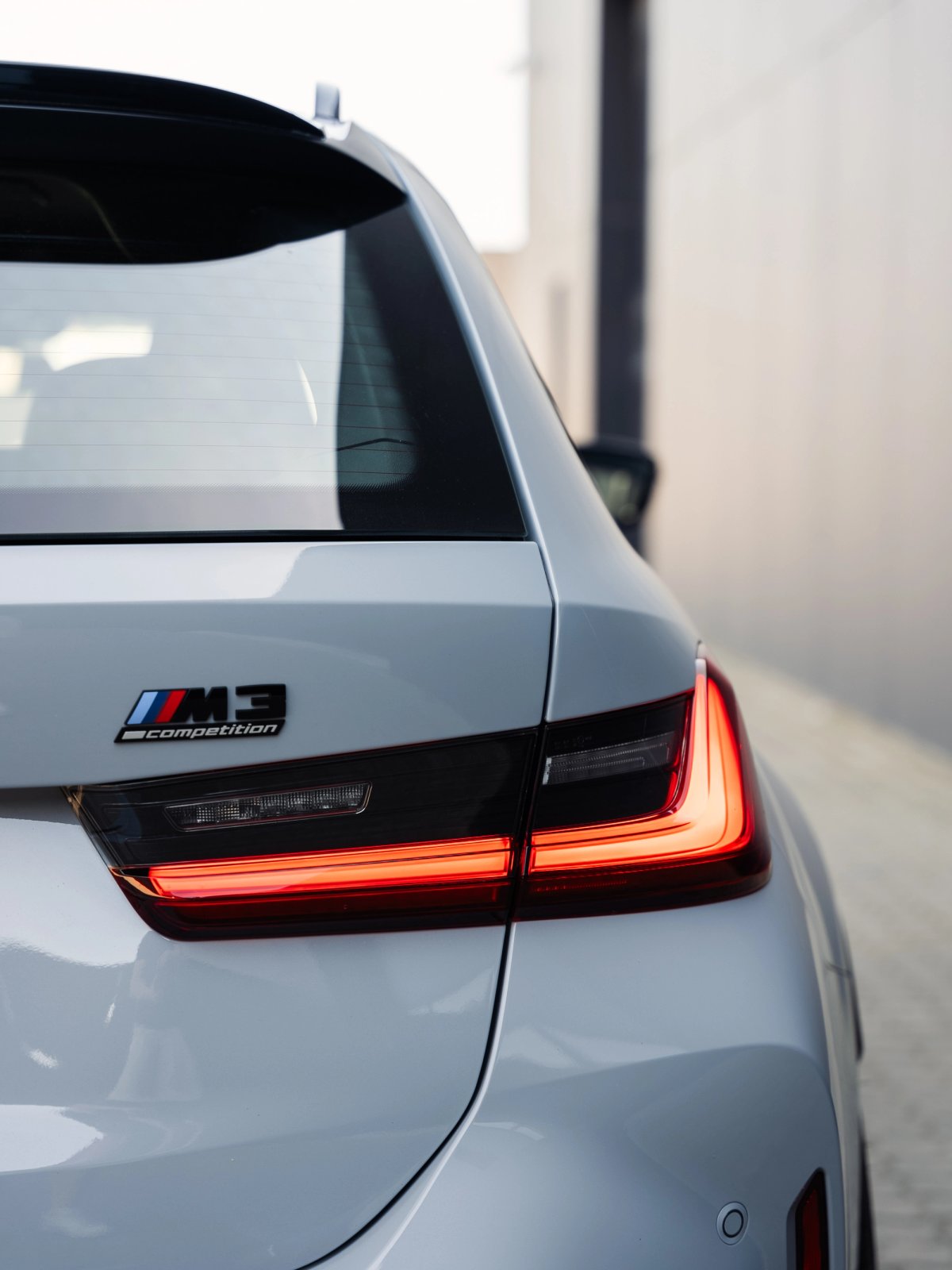 Bagende af BMW M3 Competition anvendt som firmabil.