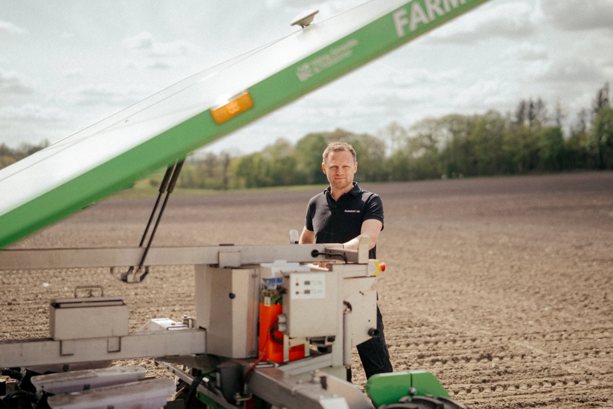 Medarbejder arbejder ved autonom FarmDroid robot på mark