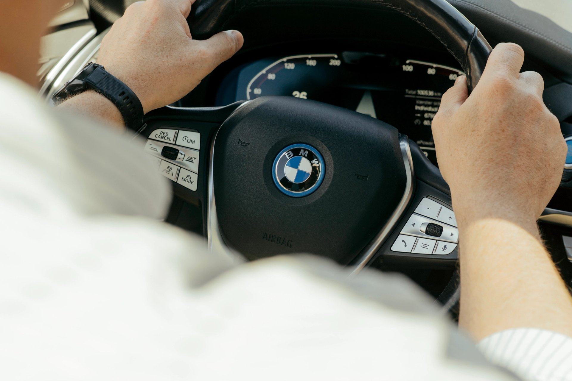 Interiør i en BMW firmabil med digital instrumentering og moderne teknologi som en del af en operationel leasingløsning.