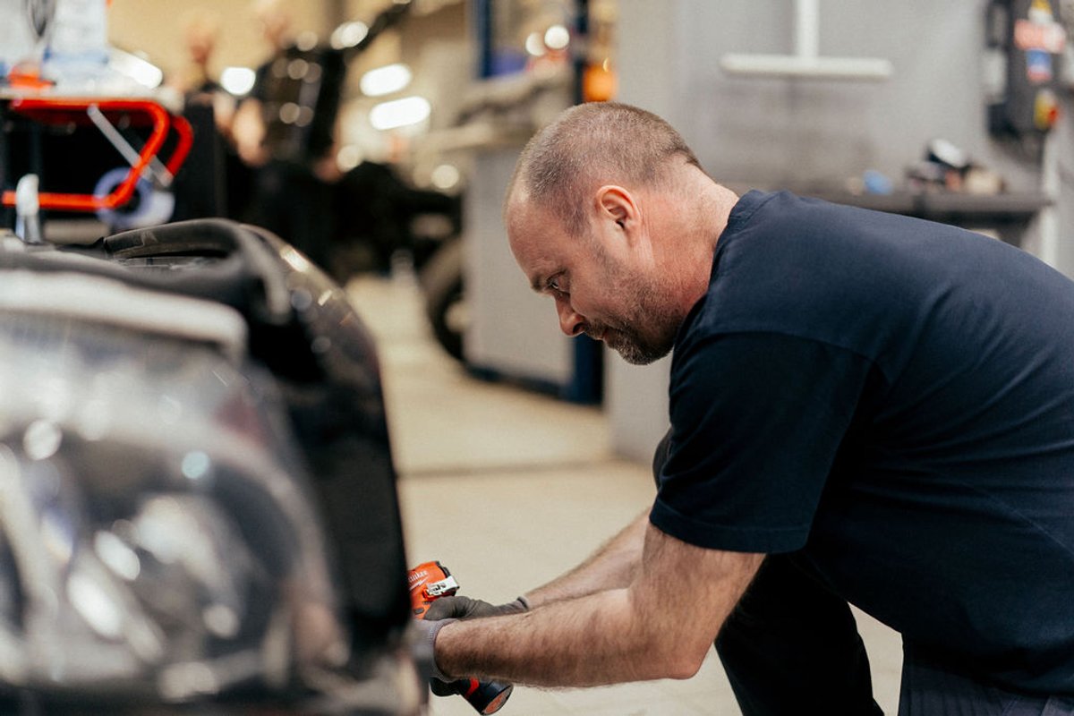 Mekaniker udfører service på firmabil i Bosch Car Service Viborg.