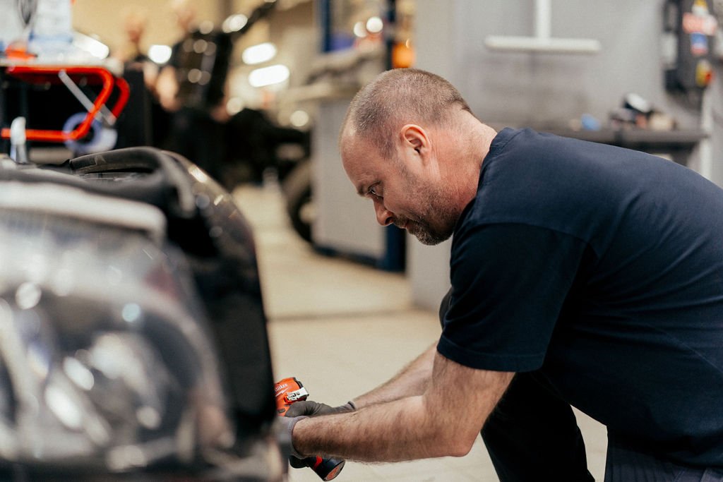 Mekaniker udfører service på firmabil i Bosch Car Service Viborg.