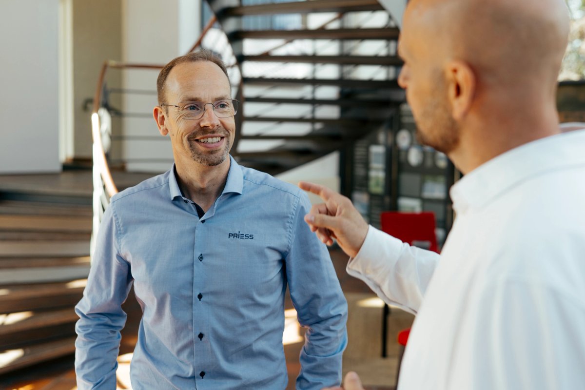 Thomas Bonnichsen, CCO, og Niels Brøker, CFO, fra Priess A/S i dialog om virksomhedens firmabilsløsning og operationel leasing.