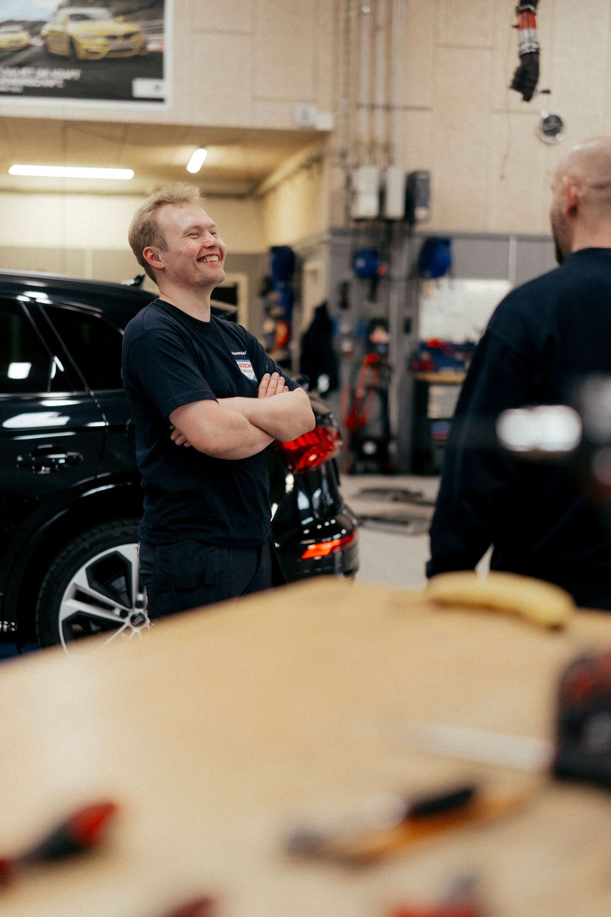 Mekanikere i dialog på værkstedet hos Bosch Car Service Viborg.