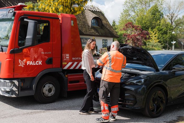 Falck-redder hjælper en firmabil som led i samarbejdet mellem Falck Vejhjælp og Agilease.
