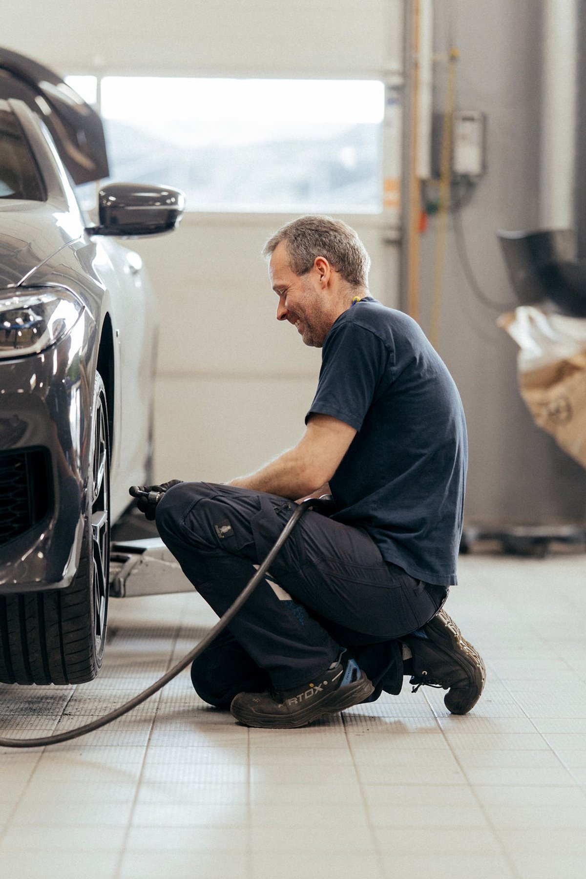 Mekaniker udfører service på firmabil hos Bosch Car Service Viborg.