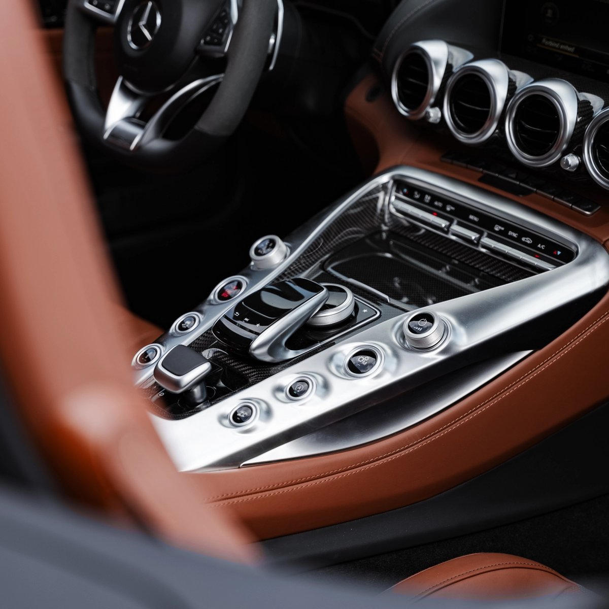 Interiør og midterkonsol i Mercedes-AMG GT Roadster til sæsonleasing hos Agilease.