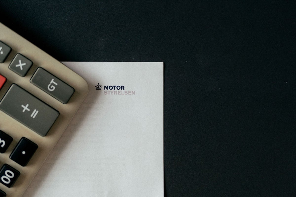 Lommeregner og dokument fra Motorstyrelsen anvendt til beregning af leasingforhold.