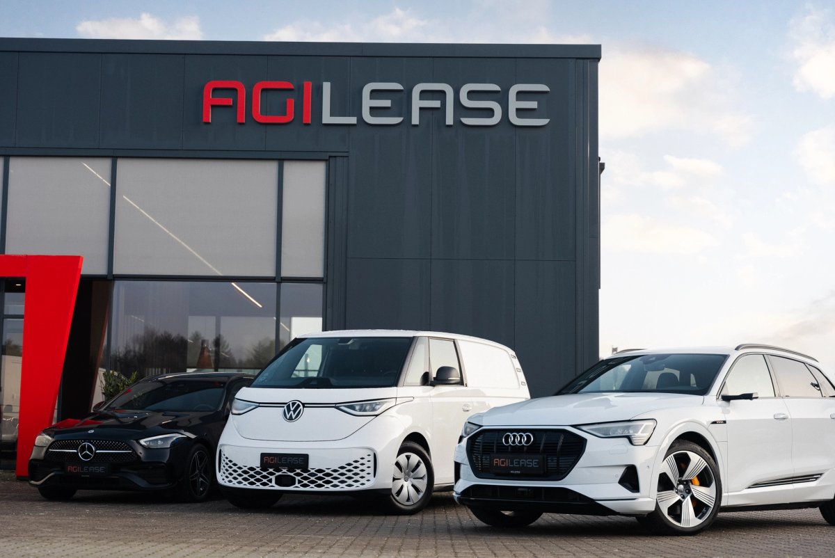 Udvalgte leasingbiler foran Agileases showroom i Viborg