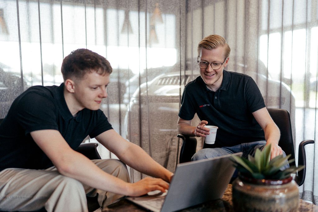 To leasingrådgivere gennemgår leasingløsninger ved computer hos Agilease.