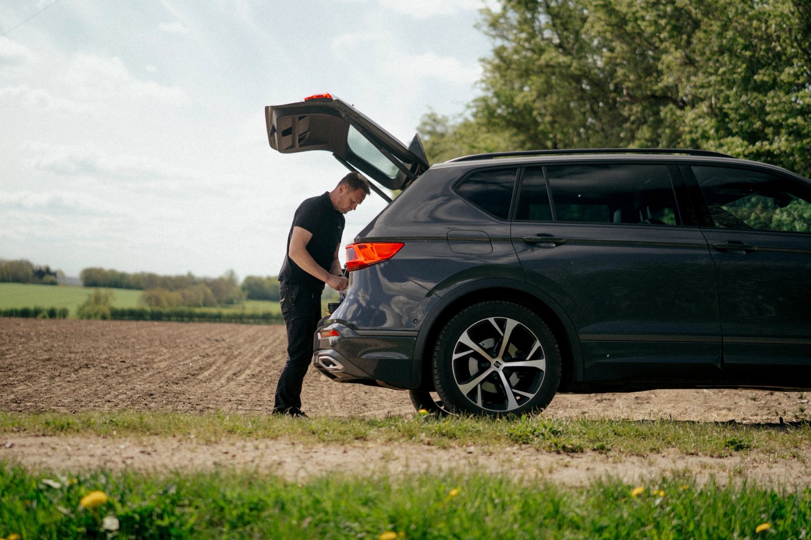 Medarbejder fra FarmDroid ved Seat firmabil i forbindelse med arbejde i marken.