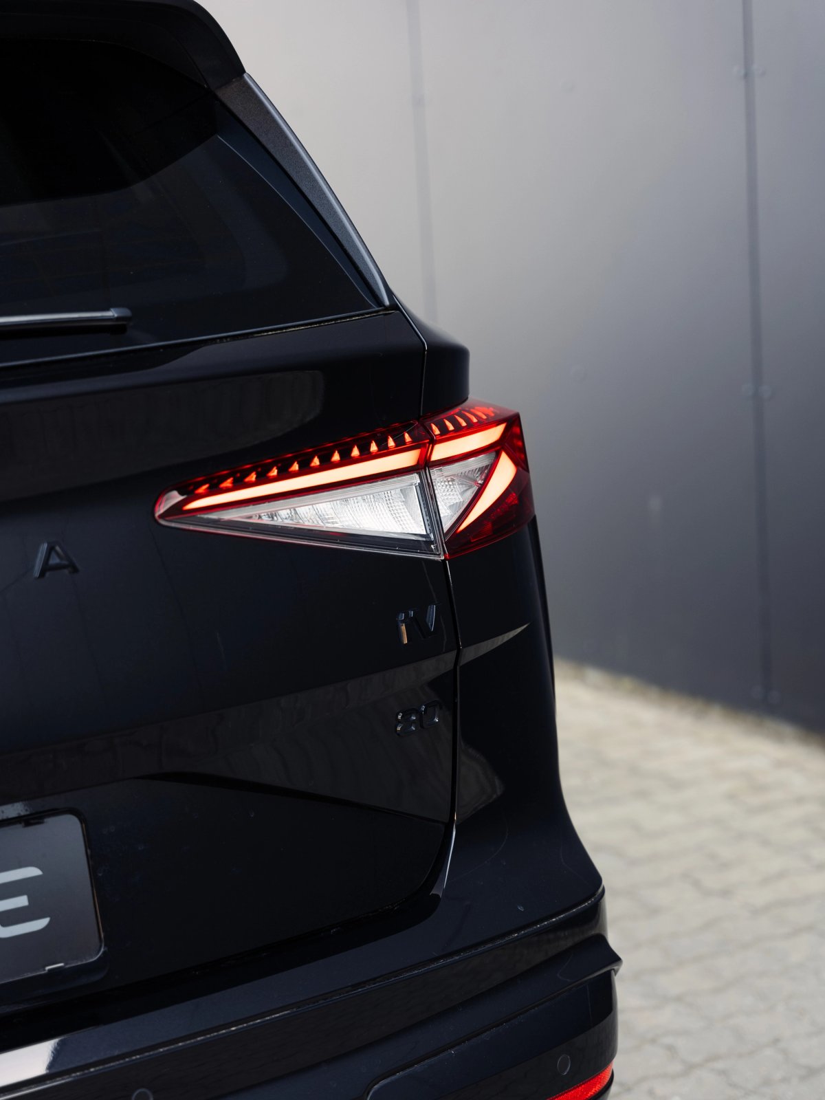 Bagende af Skoda Enyaq anvendt som elektrisk firmabil.