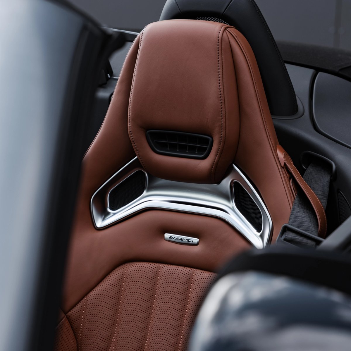 Luksuriøst interiør i Mercedes AMG GT Roadster til sæsonleasing