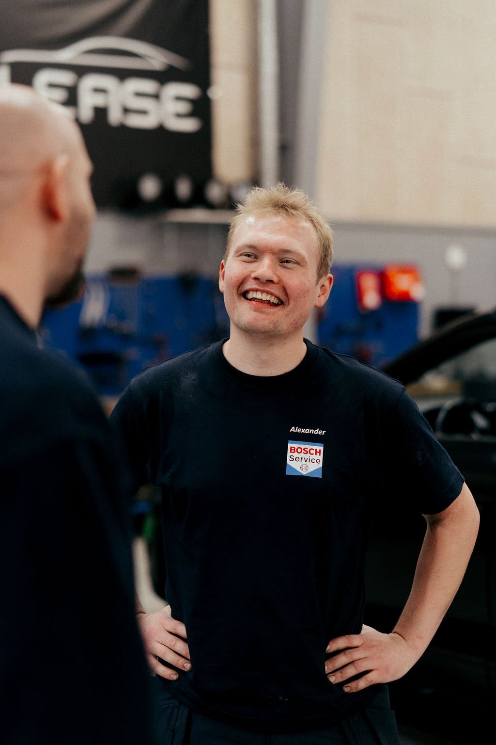 Værkstedsmedarbejdere i dialog på værkstedet hos Bosch Car Service Viborg.