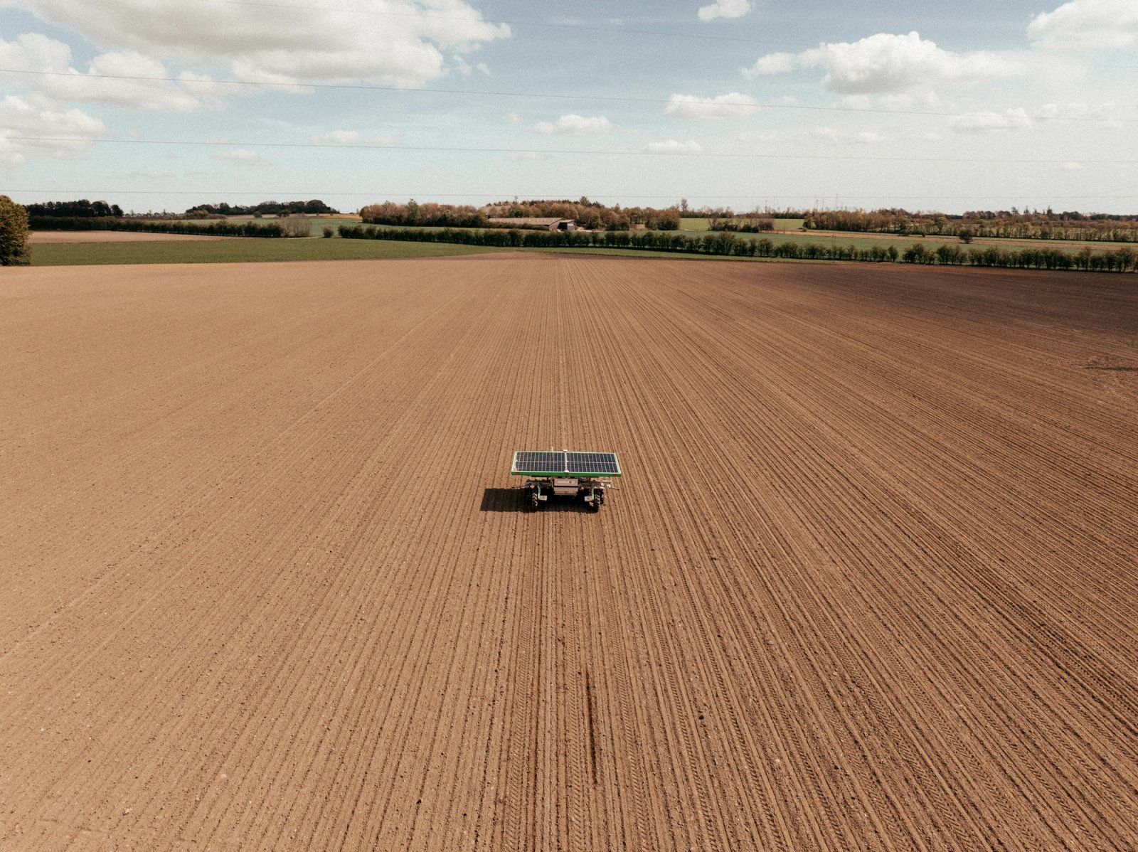 FarmDroids robotteknologi anvendes på mark i landbrugsområde.